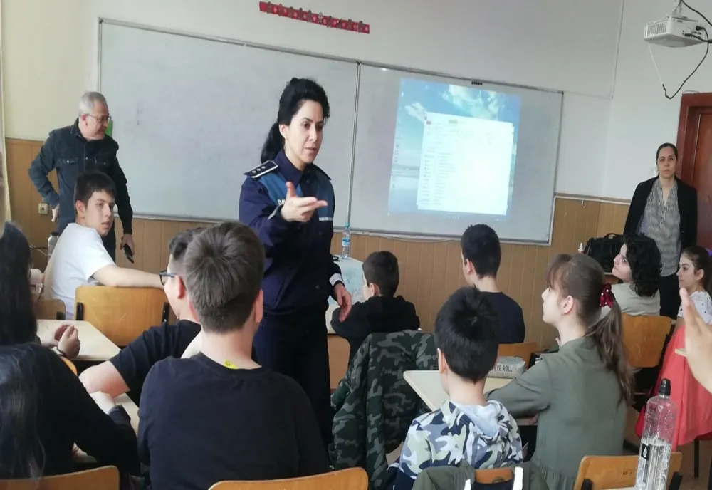 Dezbateri ale ofiţerilor de la Siguranţă Şcolară cu elevii de gimnaziu, pe tema bullyingului