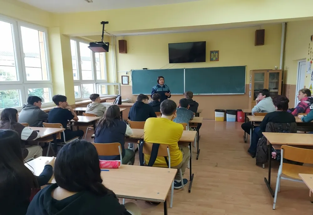 Adoptarea unui comportament preventiv și importanţa cunoaşterii legii, temele abordate de polițiștii Biroului Siguranță Școlară