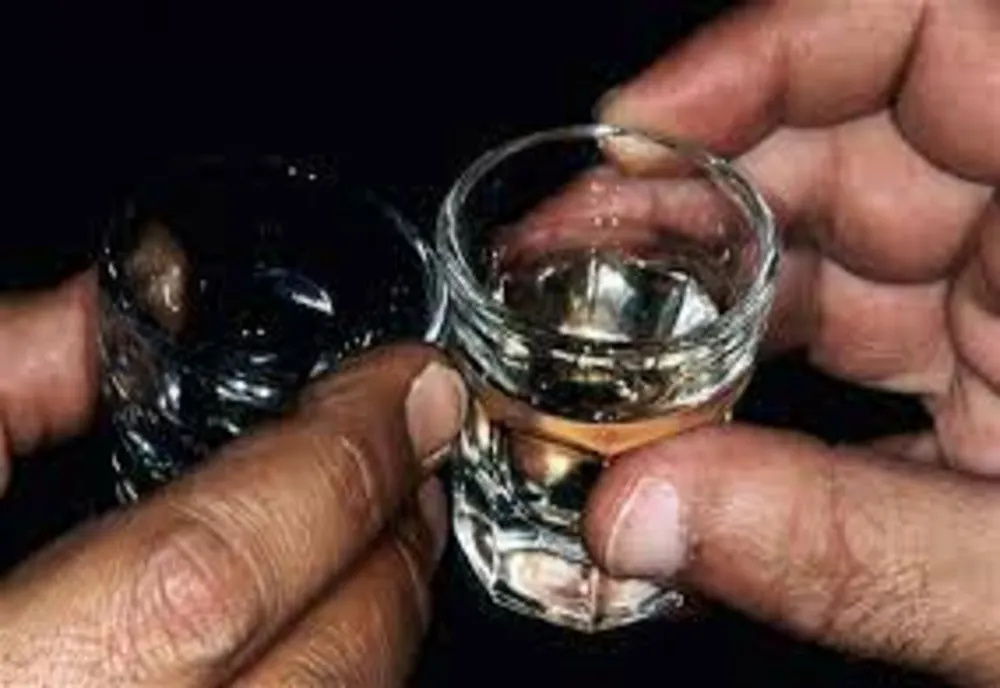 A plecat din arestul la domiciliu la un vecin, unde ar fi consumat băuturi alcoolice 