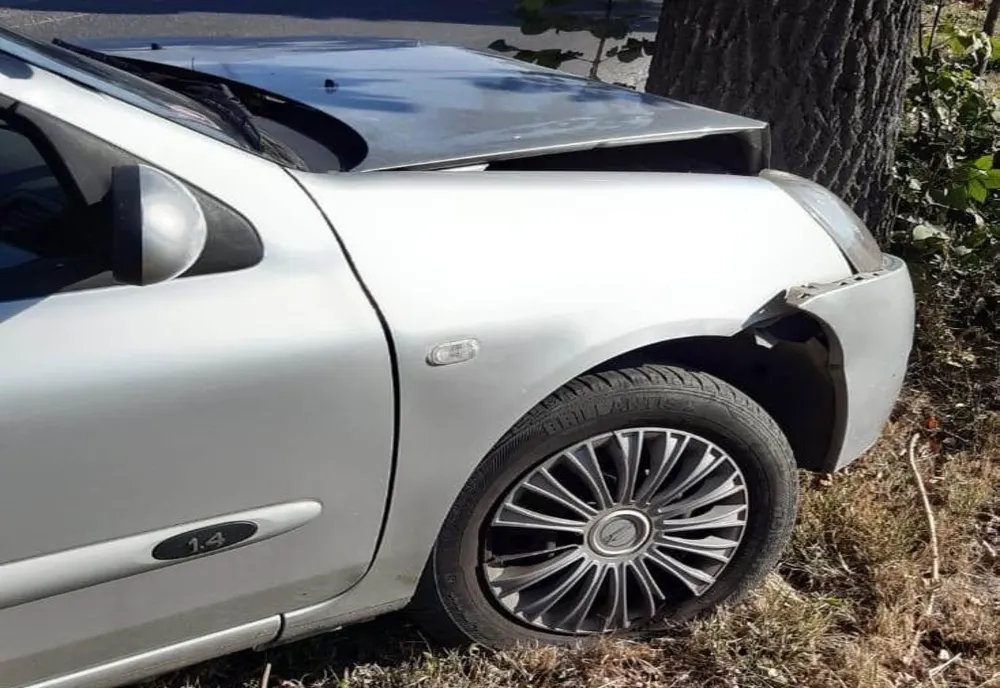 Doi soți din Buzău au fost răniți după ce au intrat cu mașina într-un copac situat lângă DN 15D, în localitatea Ruginoasa