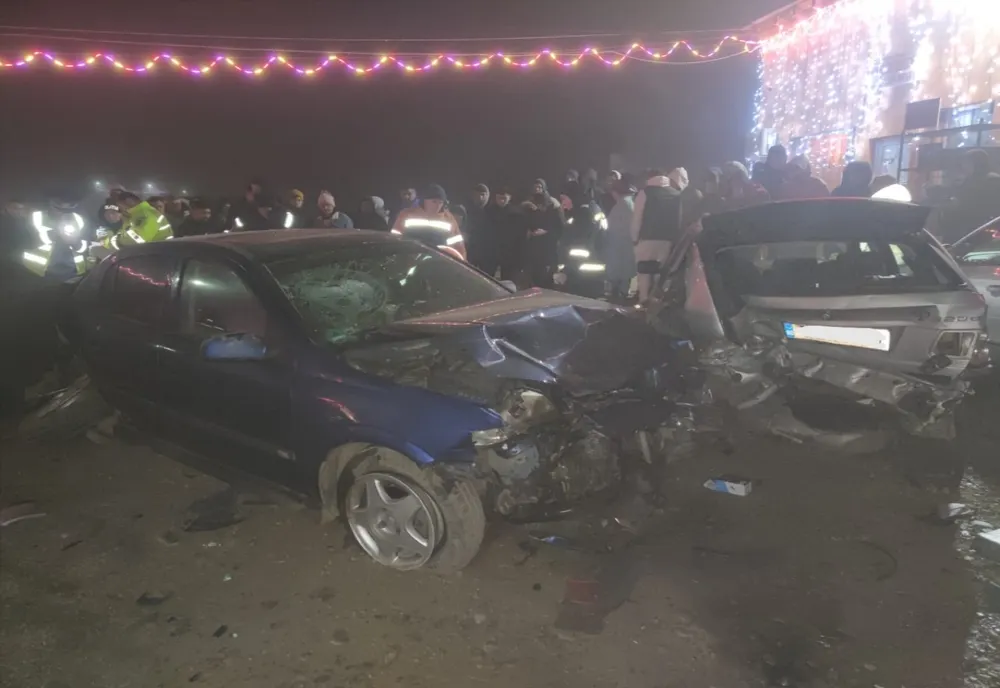 Foto: S-a răsturnat cu mașina în zona de alimentare a unei stații de carburant și a lovit două persoane și 3 autovehicule staționate