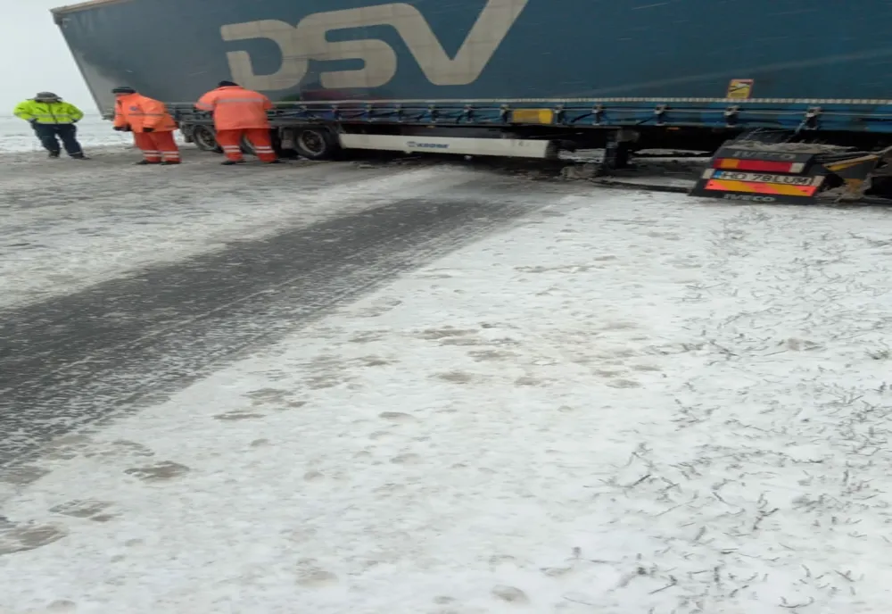 Efectele codurilor. Trafic blocat, TIR-uri derapate. Localități din Buzău fără curent electric