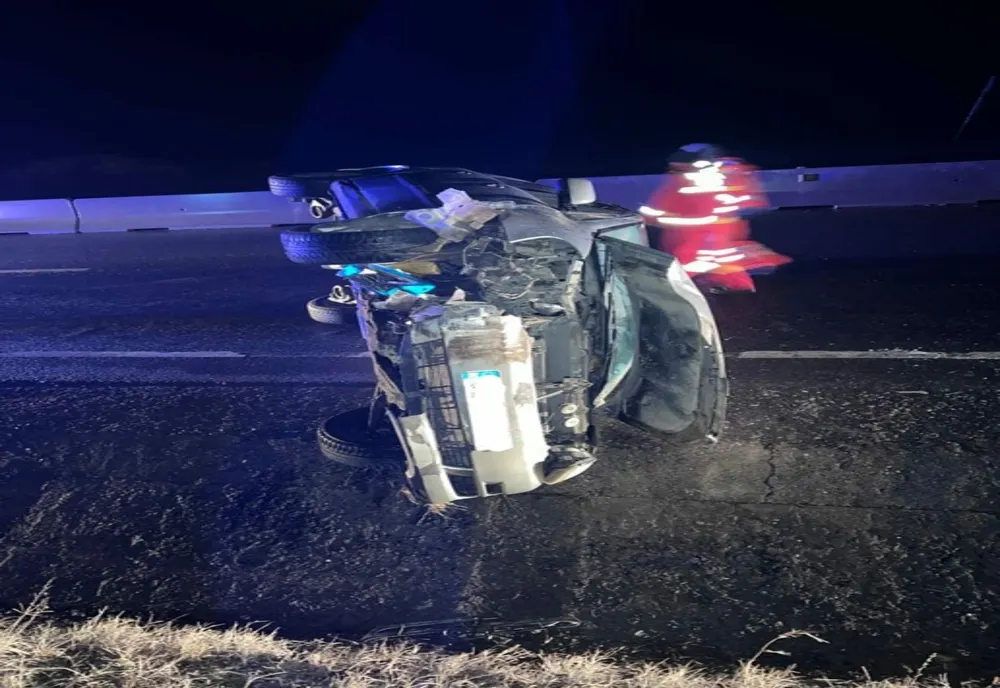 Accident pe DN2E85. A intrat cu mașina în parapet și s-a răsturnat