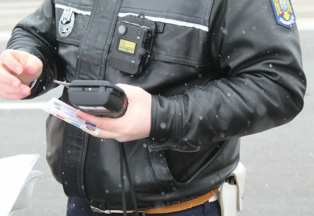 Reținut pentru 24 de ore sub aspectul săvârşirii infracţiunilor de conducerea unui vehicul sub influența băuturilor alcoolice şi având permisul suspendat