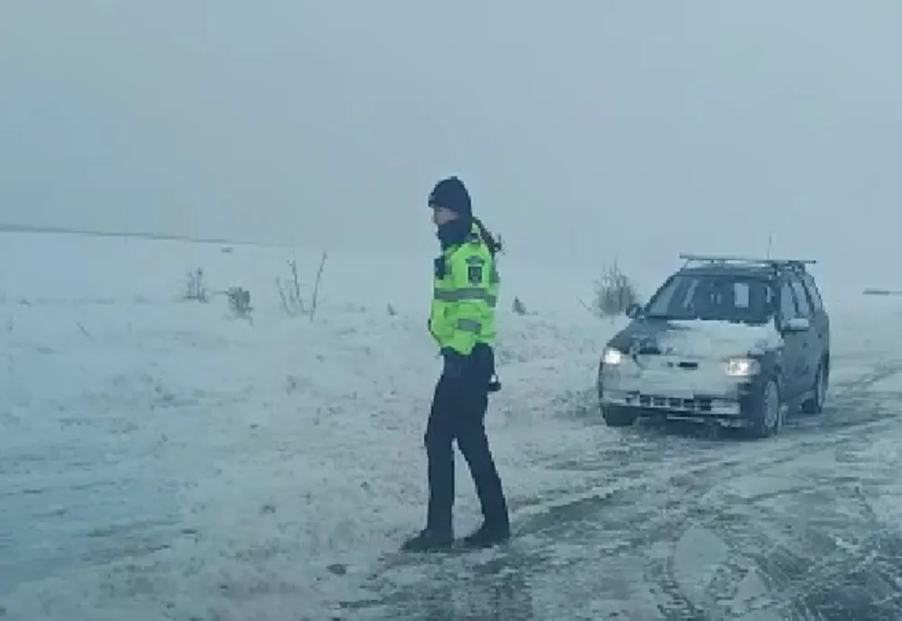 Foto+video: În județul Buzău se lucrează pentru scoaterea mașinilor blocate pe DN2E85 Rm. Sărat - Buzău