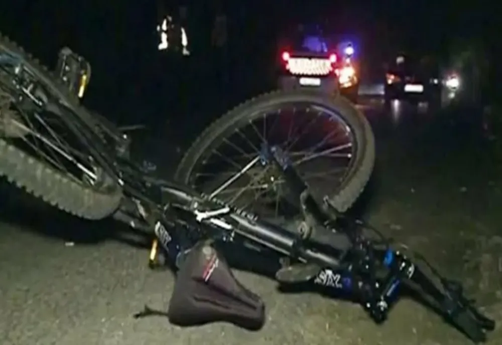 Biciclistă acroșată de un autoturism pe Șoseaua Puiești, în municipiul Râmnicu Sărat 