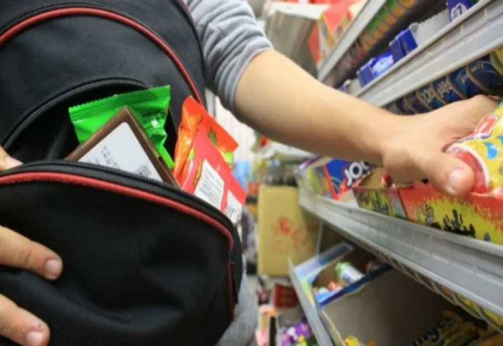 Directoarea adjunctă al Liceului din Pătârlagele prinsă că încerca să fure din supermarket