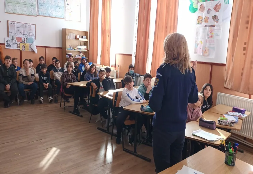 De Ziua Internațională a Cititului Împreună, polițiștii au citit două povești împreună cu elevii școlii din Smeeni