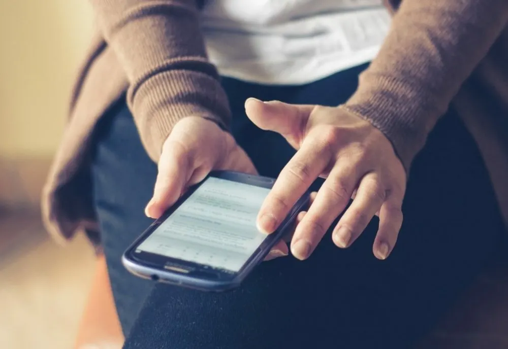 I-au furat telefonul unei tinere cu care călătoreau în tren