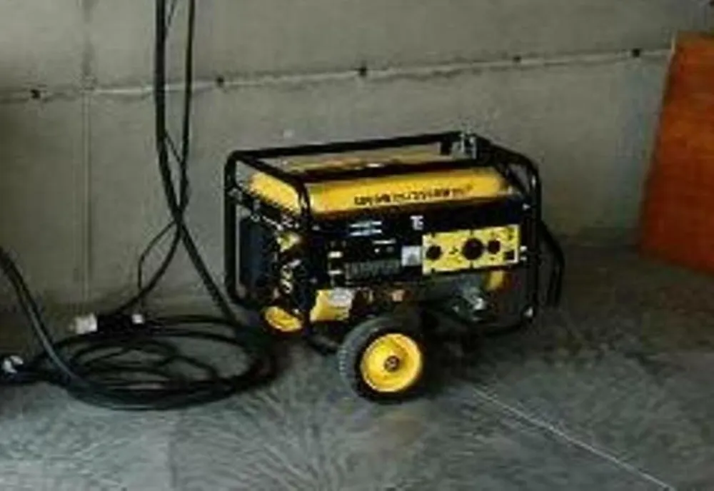 Bănuiți de furt calificat reținuți de polițiști. Au sustras un generator din anexa unui imobil