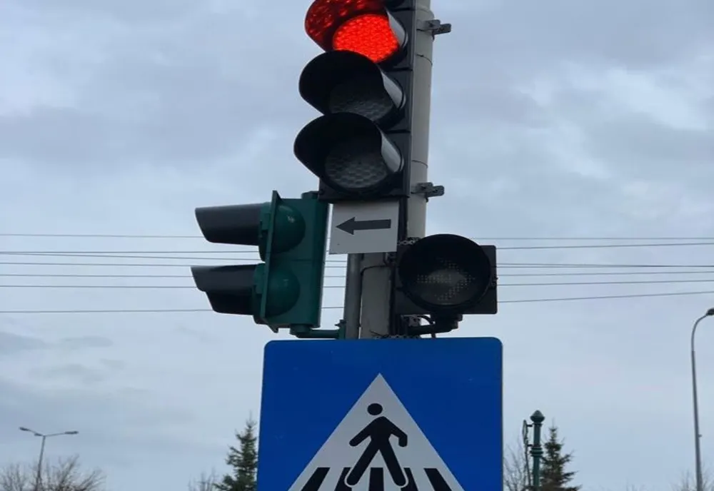 Patru șoferi lăsați pietoni pentru că nu au respectat semnificația culorii roșii a semaforului