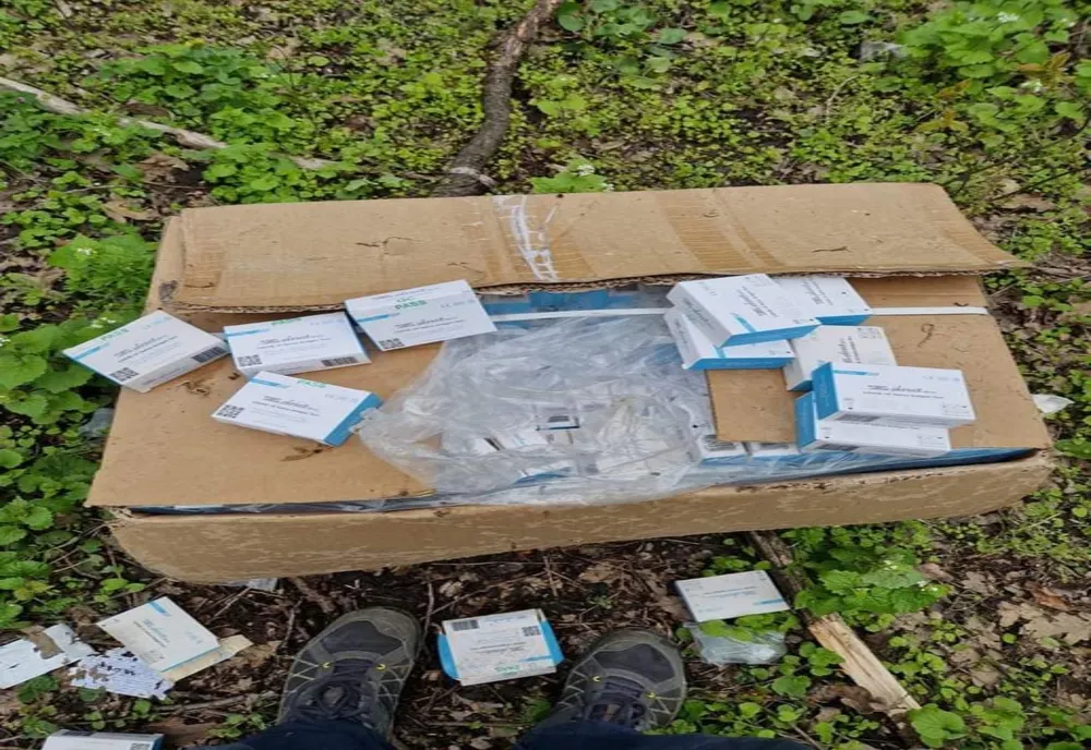Mii de teste COVID expirate, găsite abandonate la marginea pădurii Crâng, pe Șoseaua Nordului din municipiul Buzău