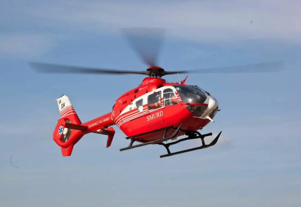 Un motociclist a pierdut direcția vehiculului și a căzut peste podul de la Basca Chiojdului. Bărbatul a fost preluat de un elicopter SMURD