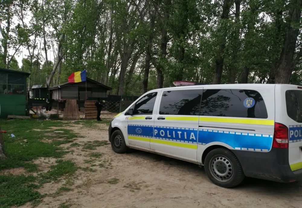 Percheziție domiciliară la persoane bănuite de tăiere fără drept și furt de arbori