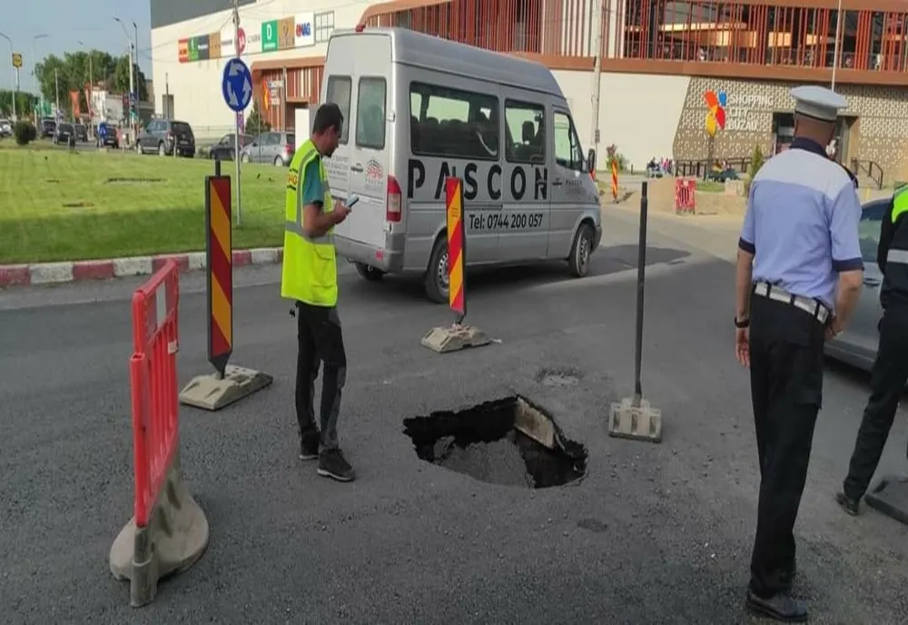Asfaltul proaspăt turnat pe Bulevardul Unirii Nord s-a surpat