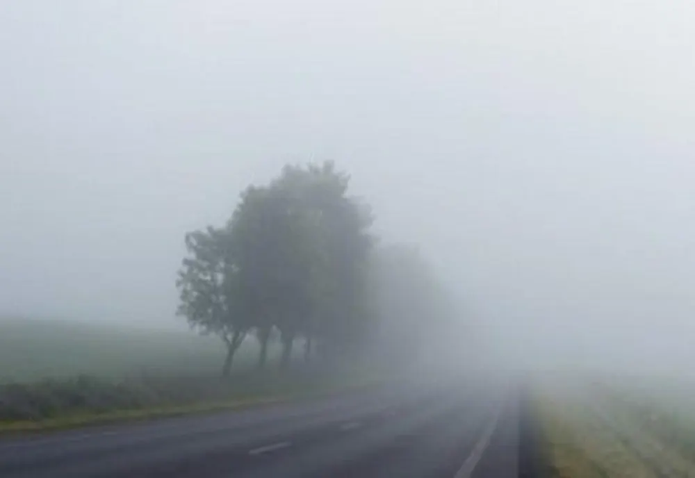 Cod galben de ceață densă în zone din nouă județe din țară, marți dimineață