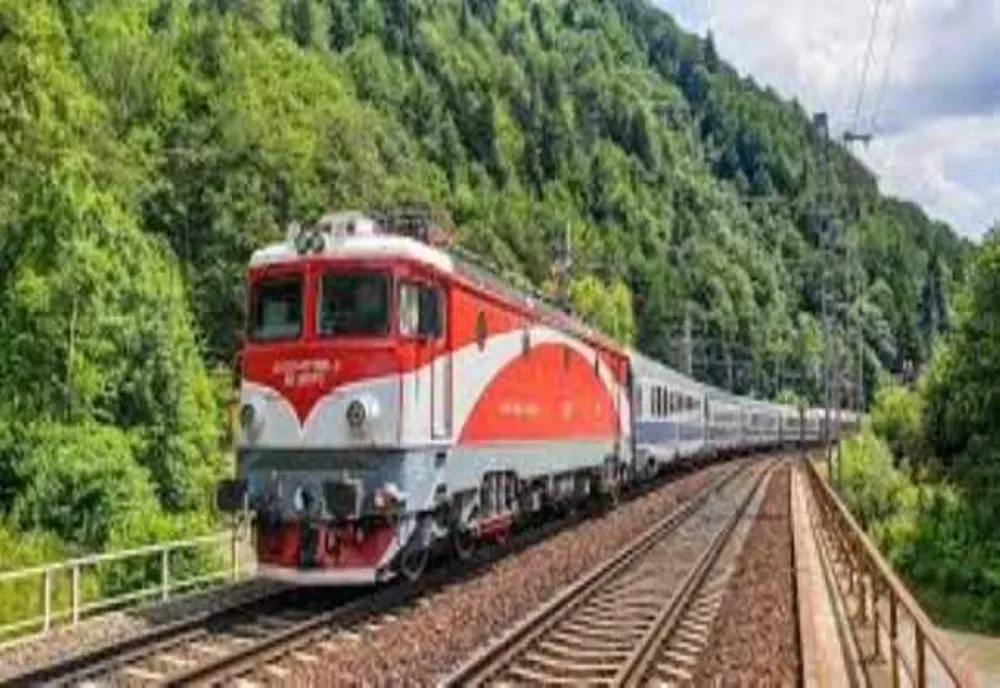 TRENUL A PLECAT FĂRĂ „NAȘ”! INCIDENT ULUITOR ÎN GARA BUȘTENI. ȘEFUL DE TREN, UITAT ÎN GARĂ
