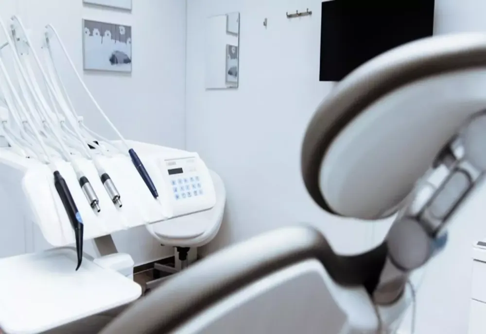 COLEGIUL MEDICILOR STOMATOLOGI: PESTE 60% DINTRE ROMÂNI PREZINTĂ SEMNE DE AFECŢIUNI GINGIVALE