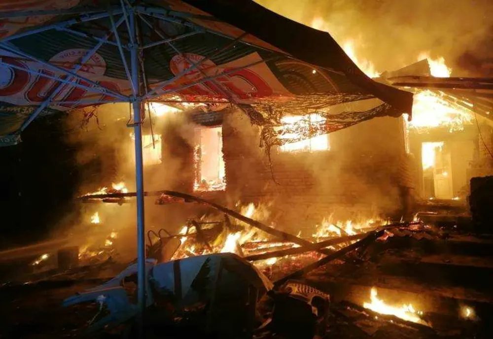 FAMILIE CU 5 COPII RĂMASĂ FĂRĂ CASĂ ÎN URMA UNUI INCENDIU, CAZATĂ ÎN MODULE DE LOCUIT