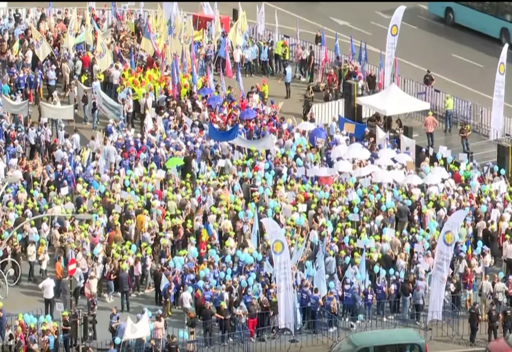 ZECE DE MII DE ROMÂNI SE ADUNĂ ÎN FAȚA GUVERNULUI, SĂTUI DE AUSTERITATEA LUI BOLOJAN. SINDICATELE ÎL VOR PLECAT DE LA PALATUL VICTORIA