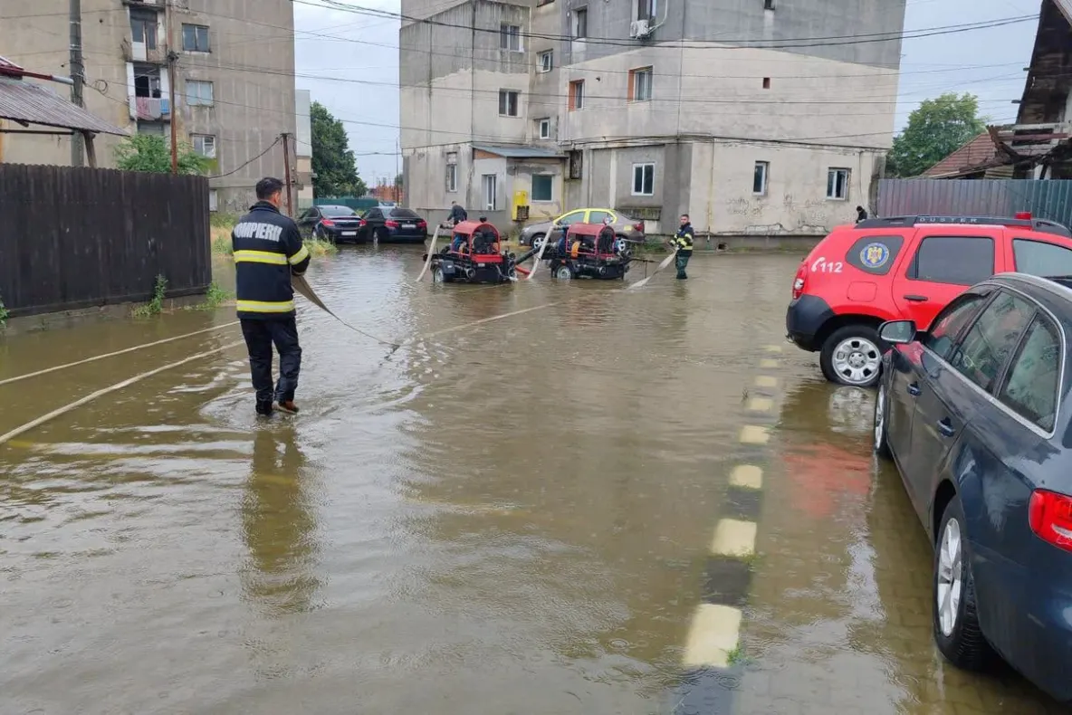 Ploile au lăsat dezastru în urmă. Sute de intervenții, oameni evacuați, echipaje suplimentare mobilizate în 5 județe și București