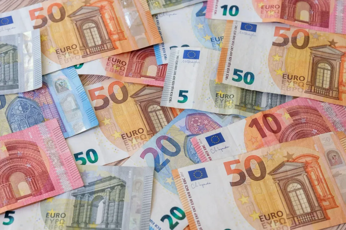 Una dintre cele mai cunoscute bancnote euro va fi retrasă din circulație. Toate celelalte vor avea un nou aspect