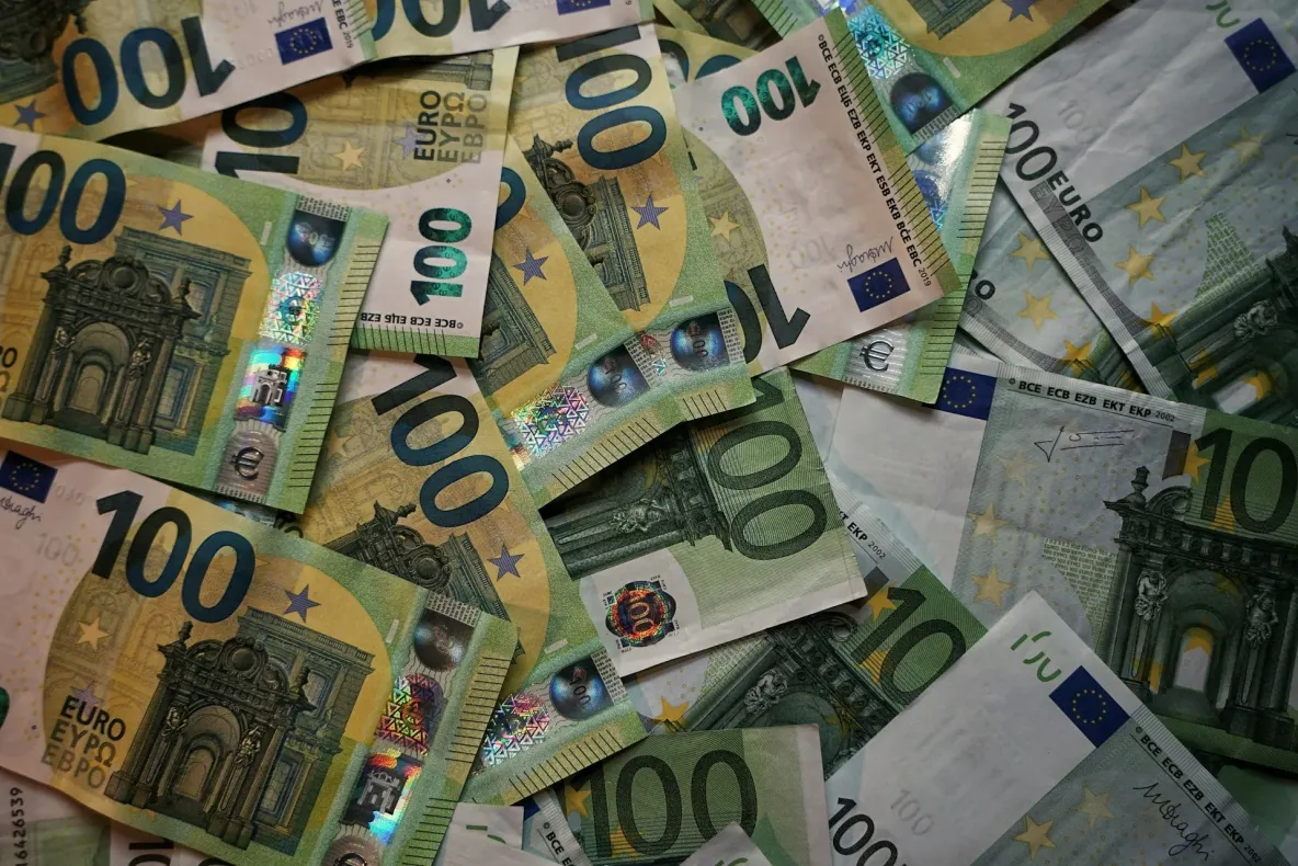 Euro atinge un nou record în România. Leul se depreciază puternic, iar cursul BNR ajunge la 5,3527 lei