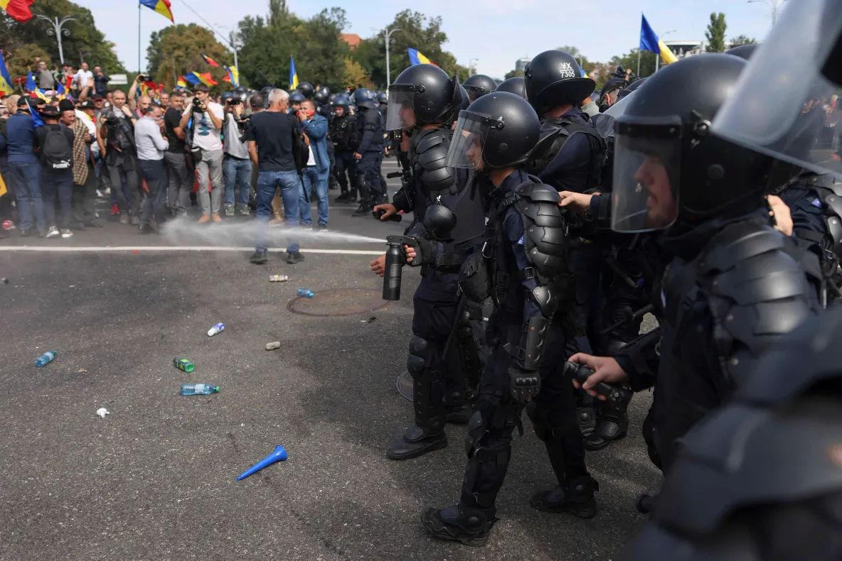 Ciocniri între fermieri și forțele de ordine, la mitingul de protest din Piața Victoriei. Mai multe persoane, duse la Poliție - LIVE TEXT