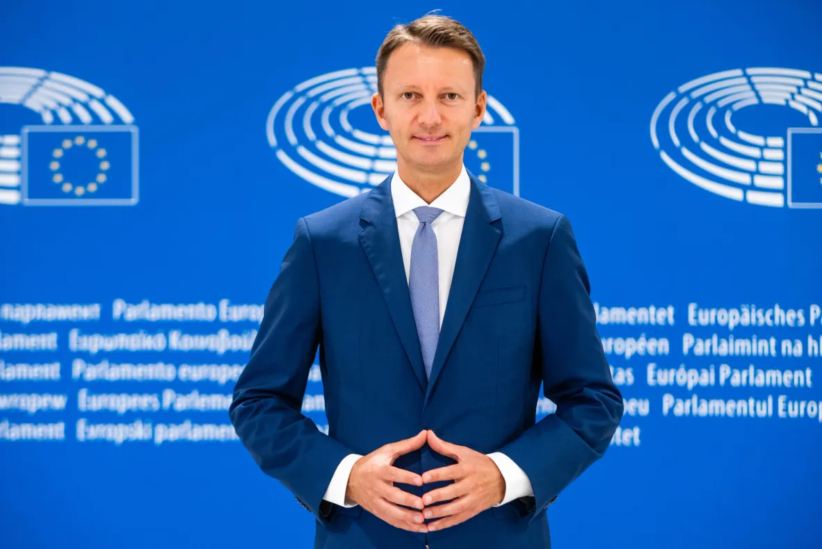 Cu ce echipă ține Siegfried Mureșan. Premierul desemnat de Nicușor Dan este fanul unei formații de tradiție