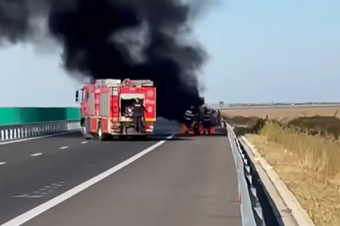Mașină în flăcări pe Autostrada Moldovei. Traficul a fost blocat la kilometrul 81