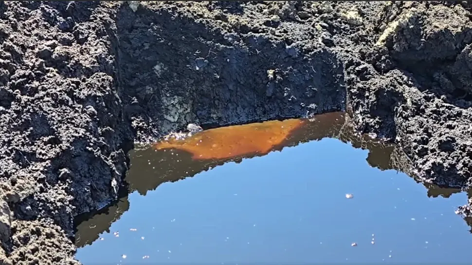 Alertă în România: apă contaminată cu țiței. Oamenii sunt disperați