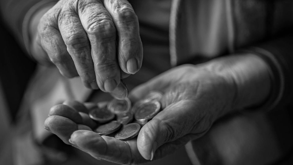 Întreținerea plătită în rate în orașul lui Ilie Bolojan. Pensionarii îndură foamea și boala pentru a-și plăti facturile