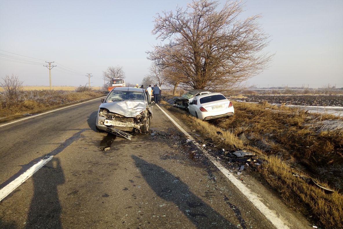 Accident cu trei mașini implicate, între Merei și Lipia