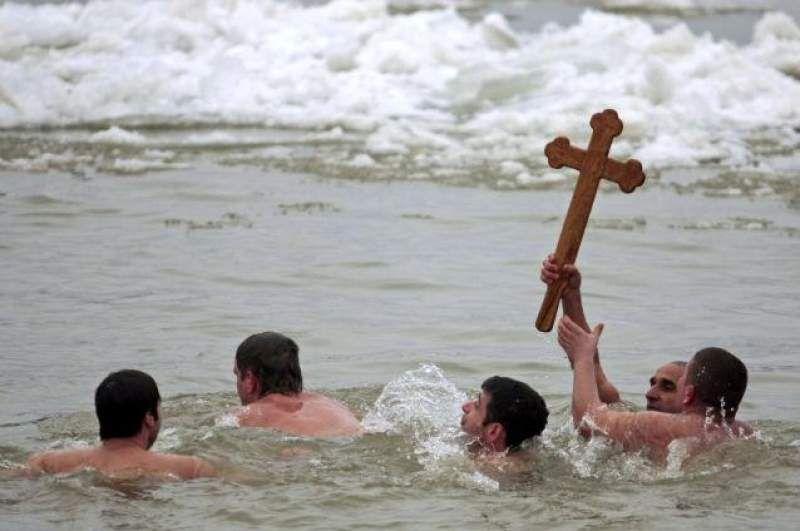 Bărbatul care s-a aruncat după cruce în râul Buzău s-a rănit în gheață