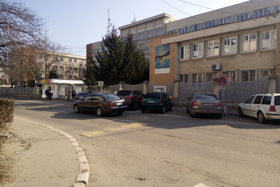 Nereguli flagrante chiar în fața sediului IPJ Buzău