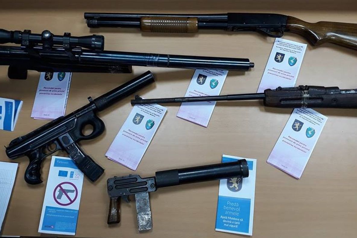 5 arme descoperite de polițiști la un tânăr de 23 de ani