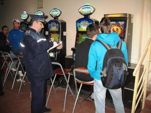 Doar 4 elevi chiulangii au descoperit polițiștii în timpul unei razii de amploare