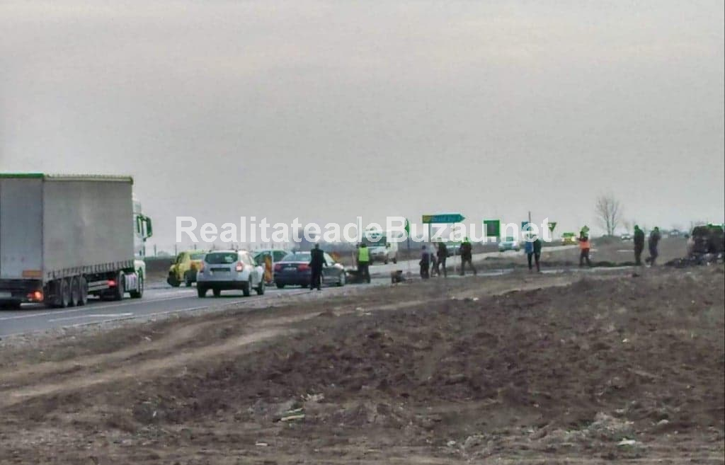 Muncitori de la Drumuri Naționale loviți de o  mașină, pe DN1B