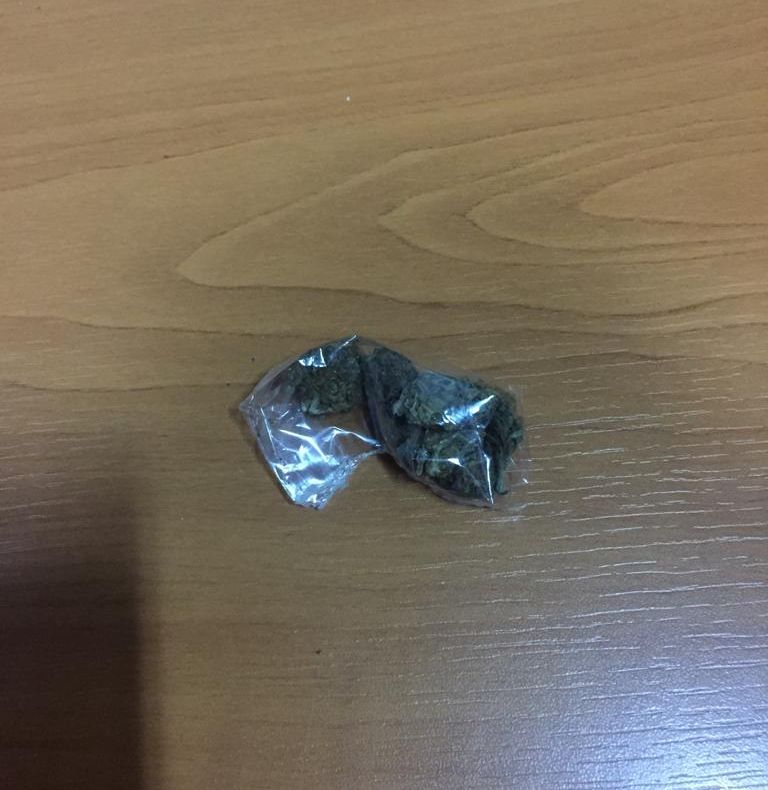 Substanțe suspecte descoperite asupra unor tineri din Buzău