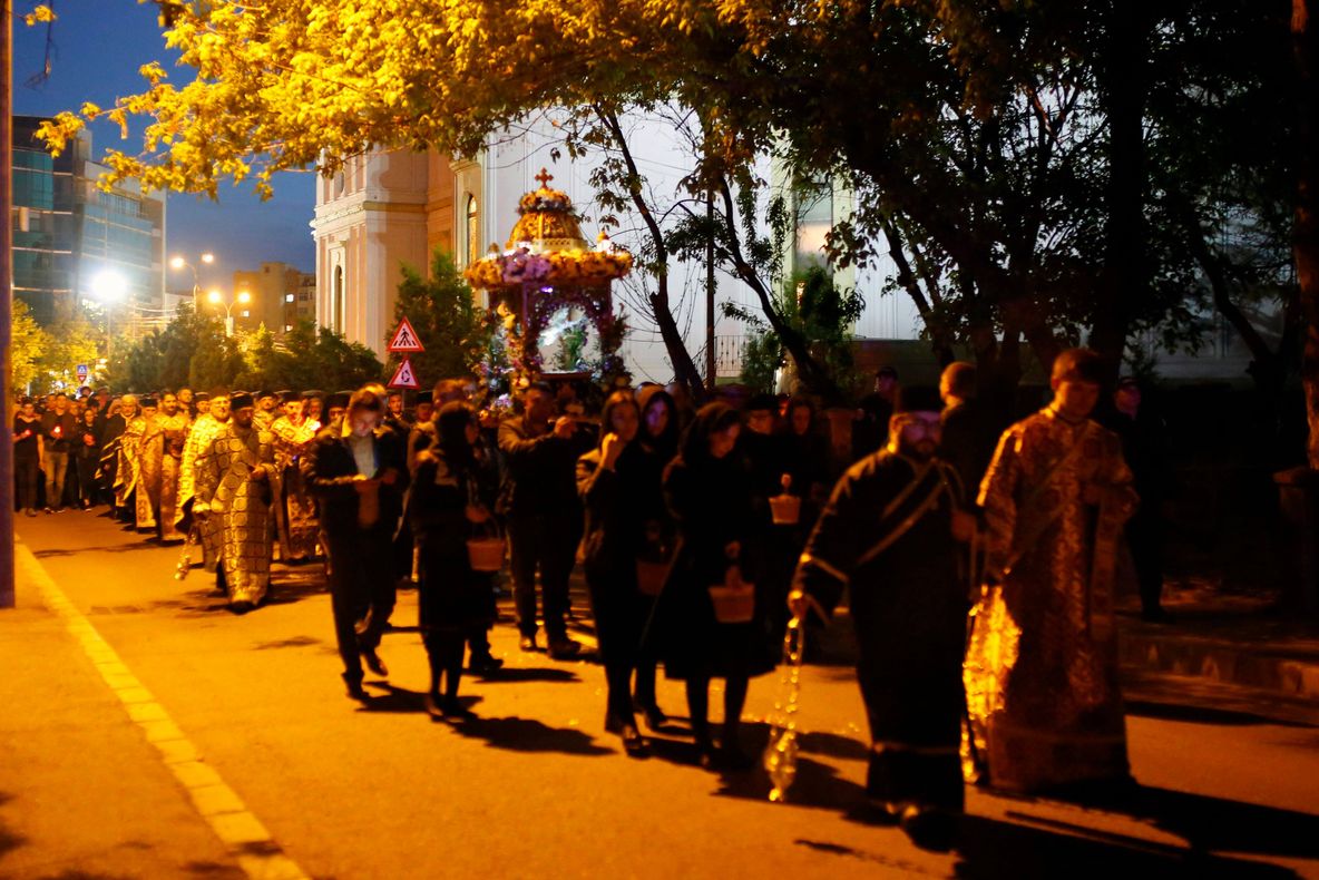 Peste 3000 de buzoieni, la procesiunea Prohodului