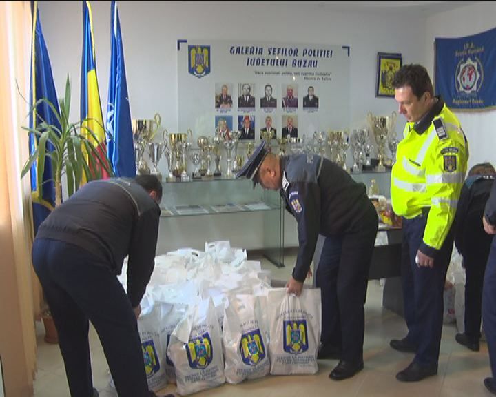 Pachete pentru bătrîni, de la polițiștii buzoieni