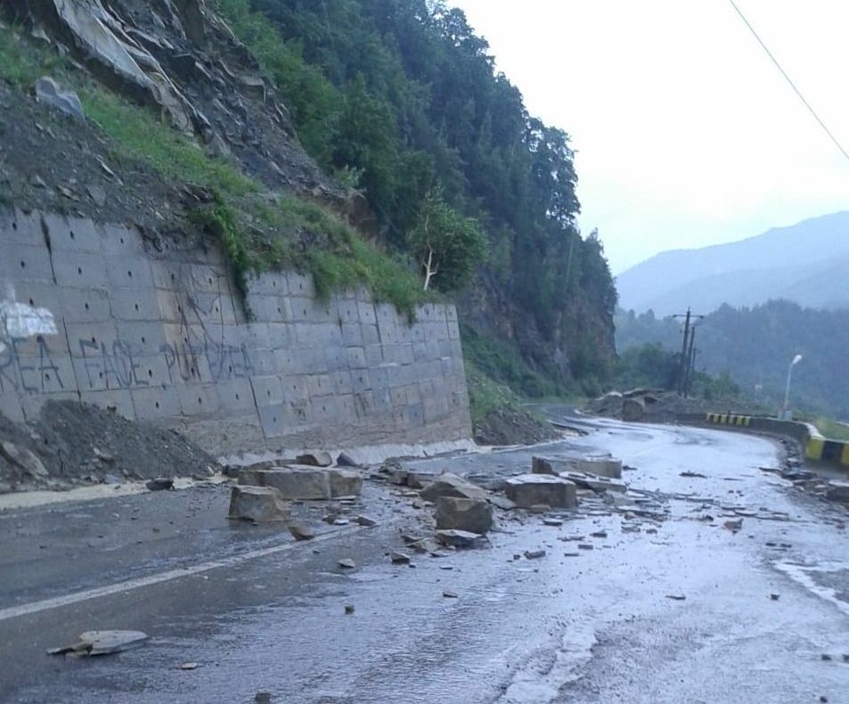 Probleme în trafic la Siriu. Cad pietre de pe versanti