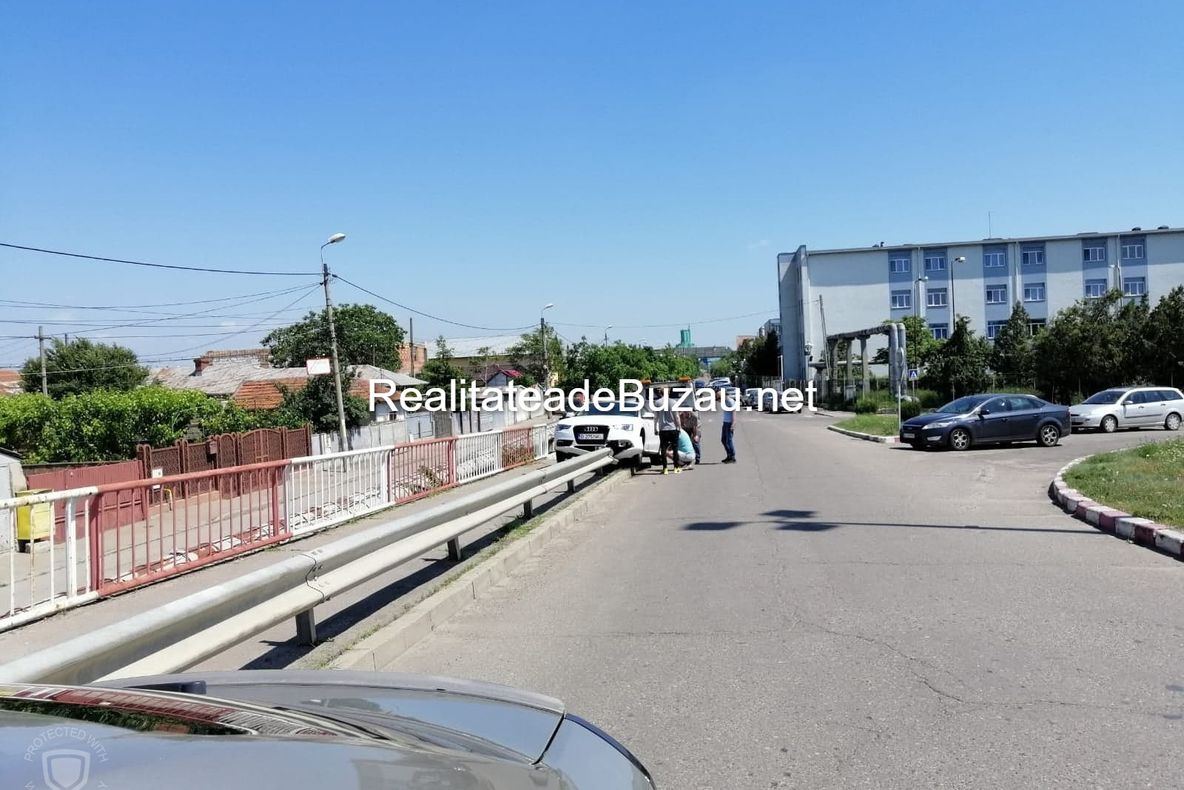Cascadorie involuntară: s-a suit cu mașina pe balustradă !
