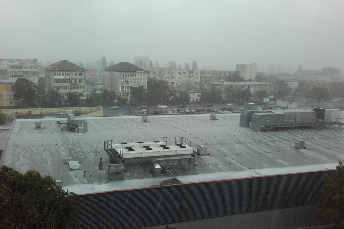 Județul Buzău, sub avertizare cod galben de ploi torenţiale, descărcări electrice, vânt şi vijelii