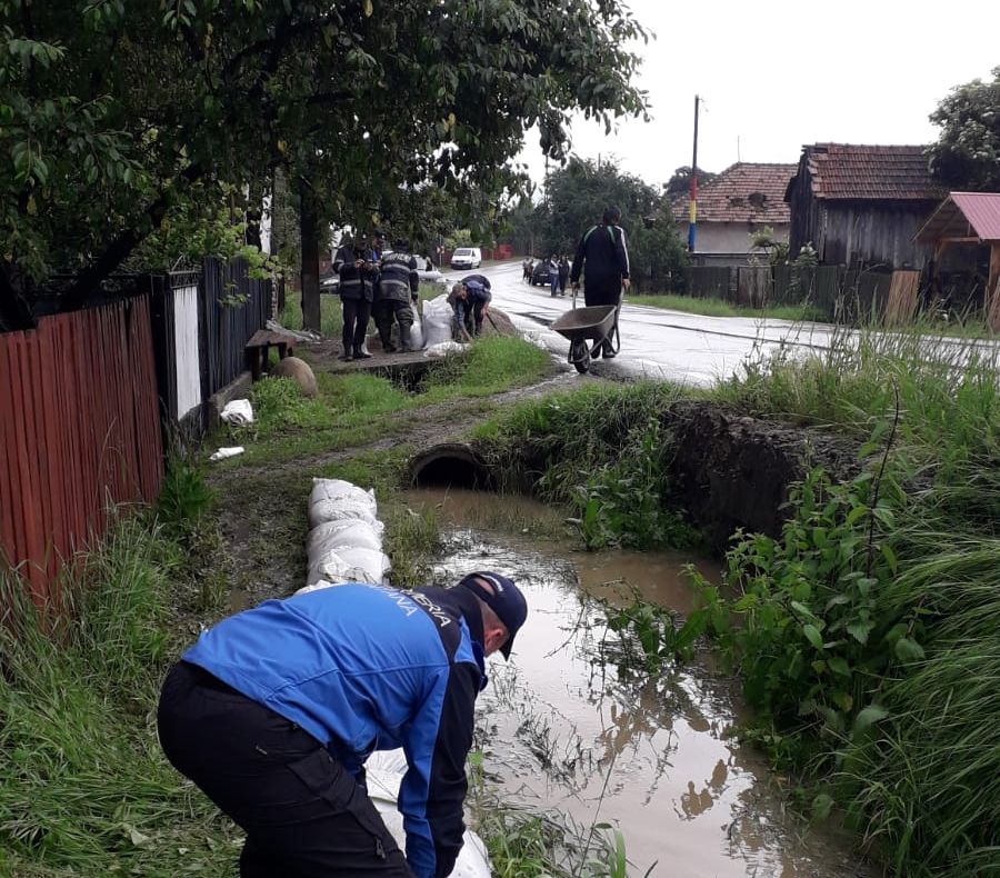 Intervenții ale autorităților, în mai multe zone afectate de precipitații