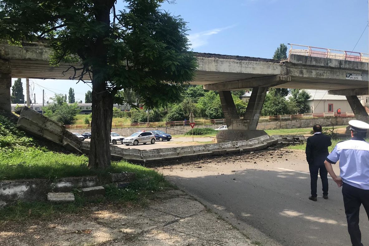 Balustrada podului de pe Marghiloman, prăbușită pe carosabil. Nu s-au înregistrat victime