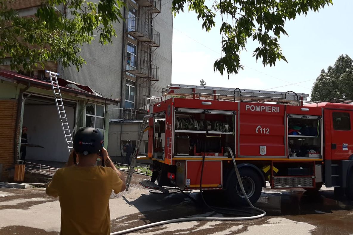 Incendiu izbucnit la intrarea în Spitalul Județean de Urgență Buzău