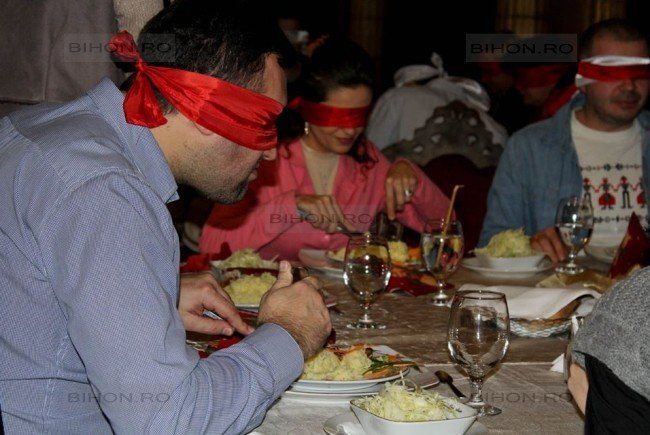 Buzoienii, provocați la "cină pe întuneric"