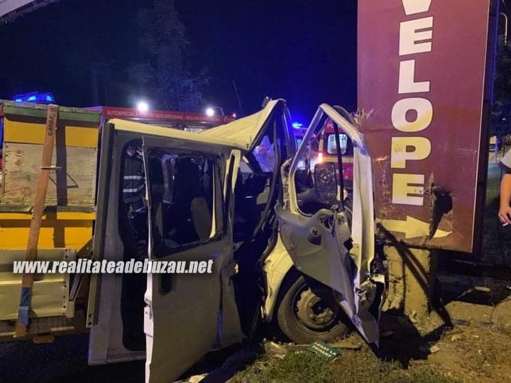 Mașină încărcată cu stupi, răsturnată pe Șoseaua Brăilei