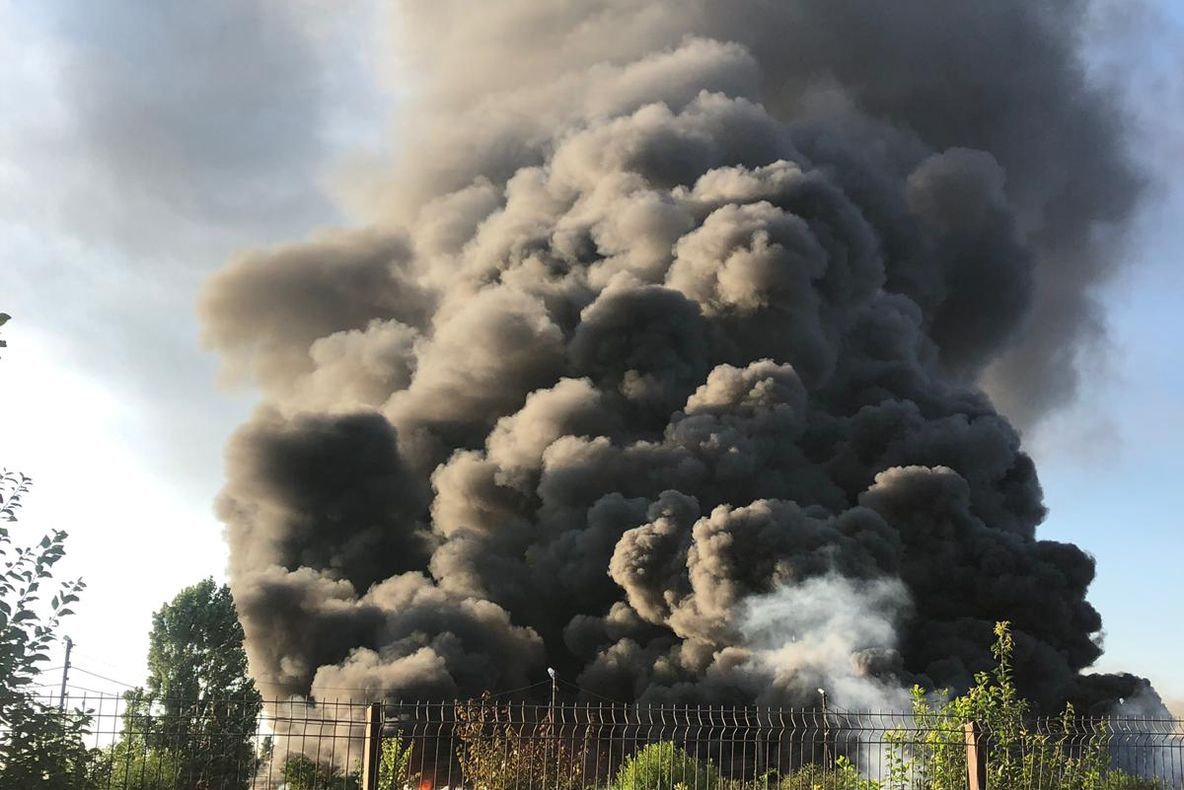 Incendiu la un depozit plin cu materiale combustibile